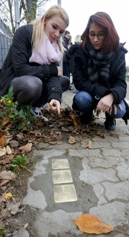 Die Zehntklässlerinnen Michelle und Emely von der IGS Halle. Die Schule hat Geld für die Steine der Familie Stempel gesammelt.