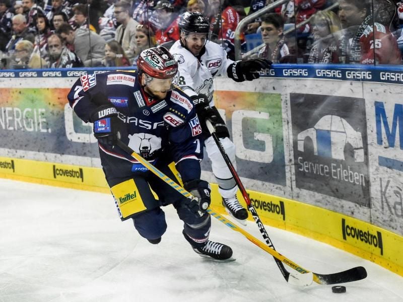 Frank Hördler von den Eisbären Berlin (l) nimmt dem Nürnberger Steven Reinprecht den Puck ab. Foto: Christophe Gateau