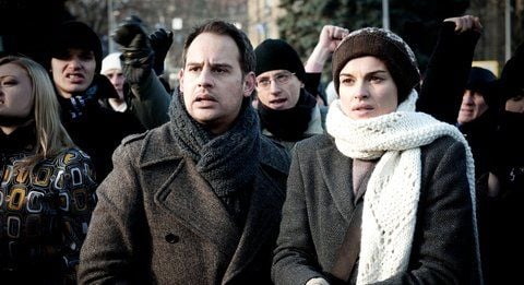 Paul Jensen (Moritz Bleibtreu) wird von Katja (Kasia Smutniak) in einer Szene des Films «Die vierte Macht» auf eine Demonstration mitgenommen (undatiertes Handout). (FOTO: DPA)