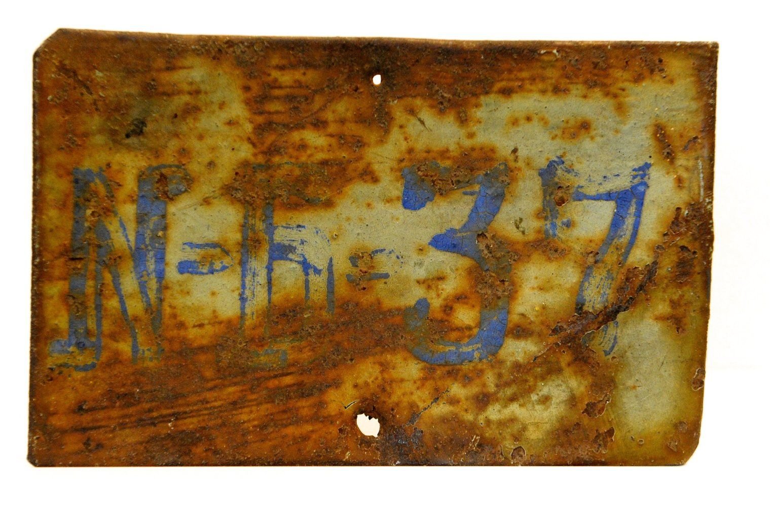 Eine originale metallene Grabkennzeichung, welche für verstorbene sowjetische Strafgefangene verwendet wurde, ist am 11.03.2014 in der Ausstellung "Gulag. Spuren und Zeugnisse" im Zeitgeschichtlichen Forum Leipzig in Leipzig (Sachsen) ausgestellt.