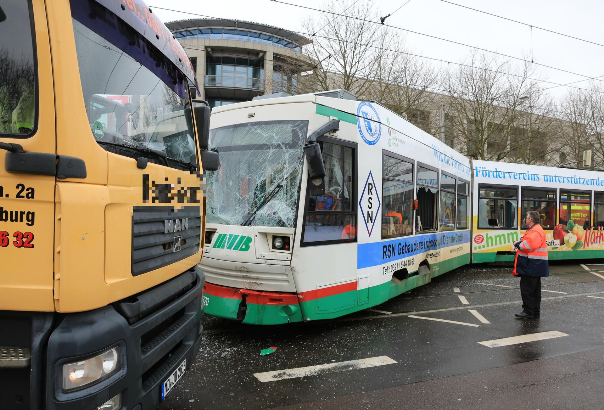 Magdeburg: Eine Straßenbahn ist bei einem Verkehrsunfall mit einem Lastwagen zusammengestoßen.