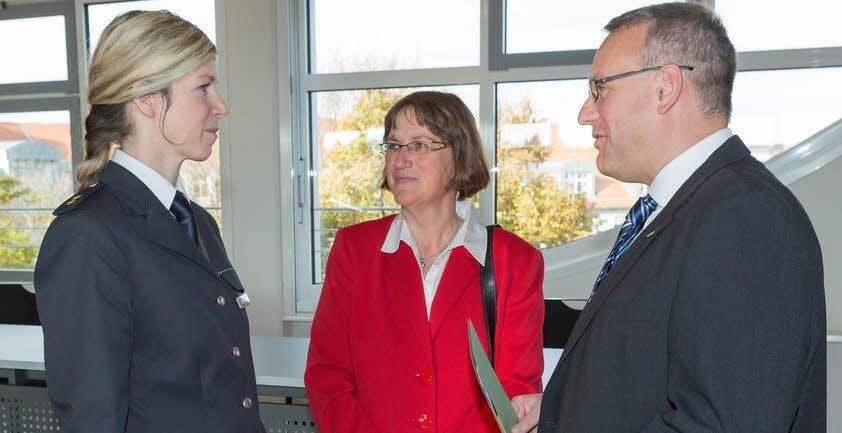 Annett Wernicke wird im Beisein von PD-Chefin Christiane Bergmann von Landrat Götz Ulrich (CDU) zum neuen Amt beglückwünscht.