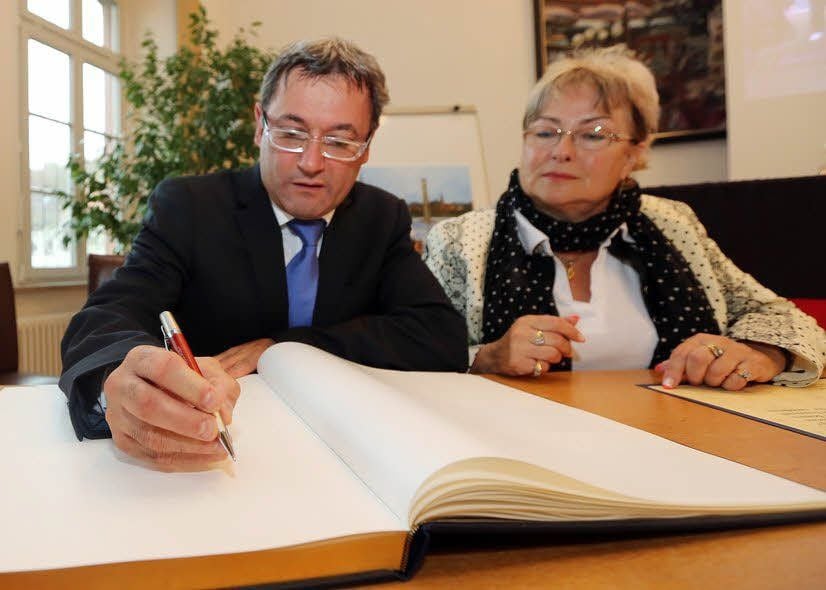 Nicola Sansu trägt sich bei Petra Wust ins Goldene Buch der Stad t ein.