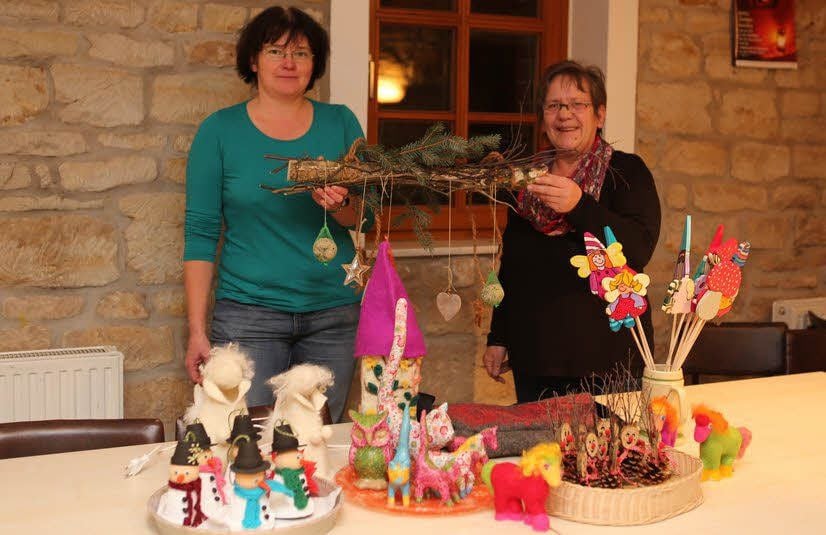 Grit Dähmlow (links) und Dagmar Hoff hinter den vom Bastelkreis angefertigten kleinen Präsenten.