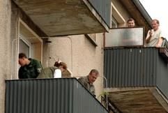 Polizeibeamte und Kriminaltechniker durchsuchen am Mittwoch (03.08.2005) im brandenburgischen Eisenhüttenstadt eine weitere ehemalige Wohnung der 39-jährigen Sabine H., die im Verdacht steht, neun ihrer Kinder jeweils nach der Geburt getötet und die Leichen in Brieskow-Finkenheerd südlich von Frankfurt (Oder) auf einem Grundstück versteckt zu haben. (Foto: dpa)