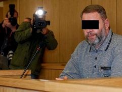 Der Angeklagte Egidius S. sitzt beim Prozessauftakt im Fall «Anhaltermorde» im Landgericht Aachen auf der Anklagebank. (Foto vom 16.04.08). (Foto: ddp)