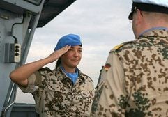 Oberleutnant zur See Helena L. (l.) macht Meldung beim Kommandanten. Die 25-Jährige ist der erste weibliche Wachoffizier im Einsatz der UNO-Mission UNIFIL vor der libanesischen Küste. (Foto: dpa)
