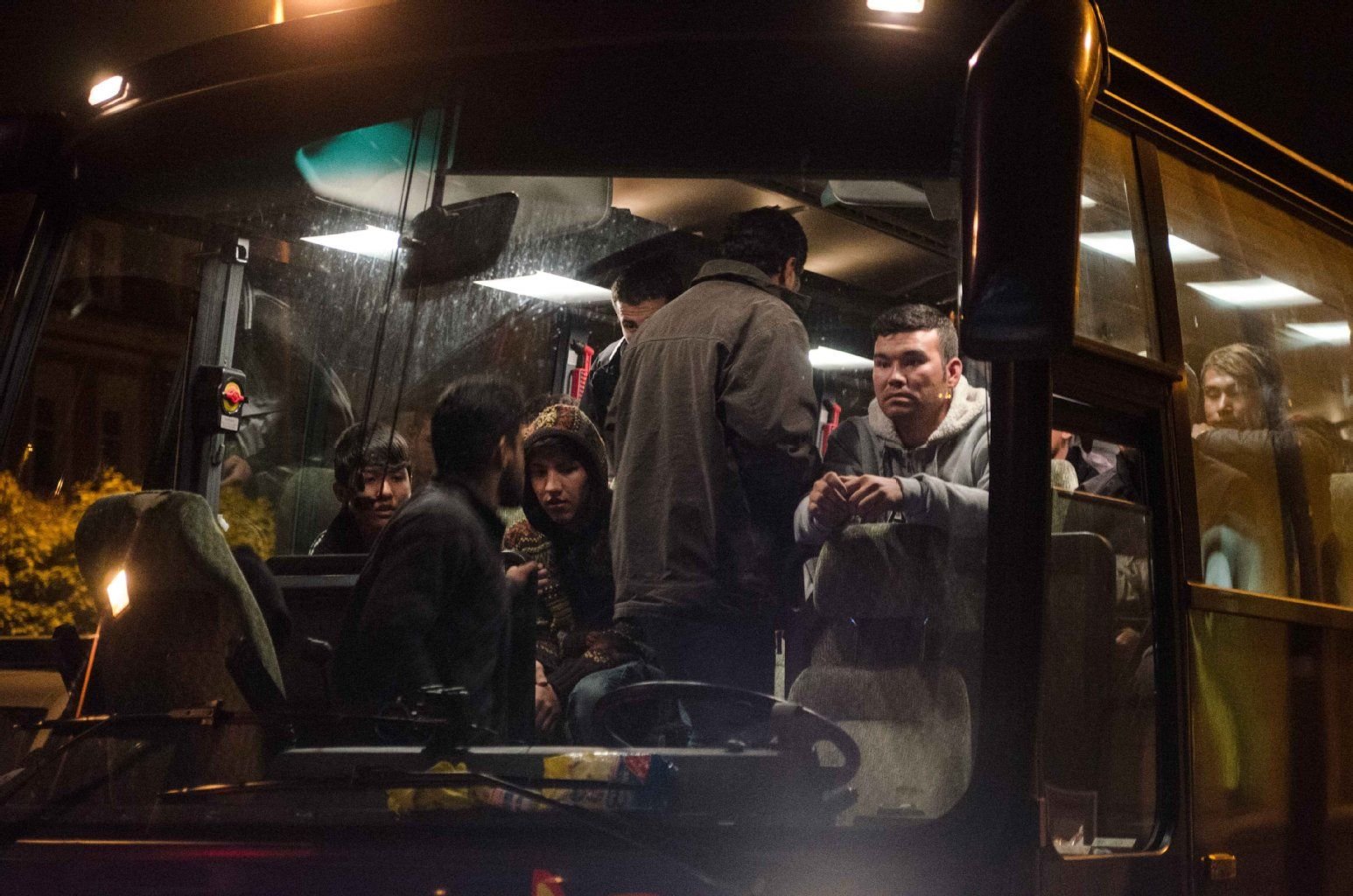 Mit einer Sitzblockade demonstrierten die Rechten gegen die Ankunft der Flüchtlinge.