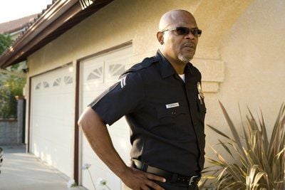 «Lakeview Terrace» - Der hinterhältige Polizist Abel Turner (Samuel L. Jackson) steht vor seinem Haus und schaut skeptisch zu seinem Nachbarn hinüber (FOTO: DPA)