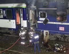 Feuerwehrleute am ausgebrannten Schlafwagen des Nachzuges Paris-München-Wien nahe dem Bahnhof Nancy. (Foto: dpa)