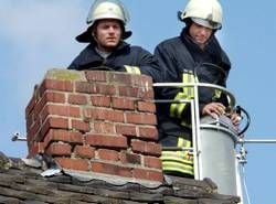 Feuerwehrleute begutachten am Montag in Linnich einen durch das Erdbeben beschädigten Schornstein. Ein Erdbeben erschütterte das Rheinland und Teile des Ruhrgebietes. Nach bisherigen Erkenntnissen entstanden nur leichte Sachschäden an Gebäuden