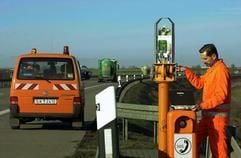 Ein Mitarbeiter der Fernmeldemeisterei Peißen kontrolliert eine Notrufsäule an der A 14. Autofahrer sollen wegen des Totalausfalls bei Pannen per Handy auf die Service-Nummern der Versicherungen und Automobilclubs ausweichen. (MZ-Archivfoto: Winkler)