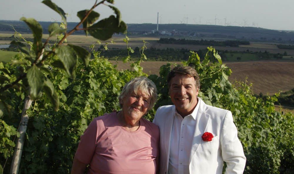 Patrick Lindner sang im Weinberg von Gerlinde Kropp. Die Winzerin freute sich über den prominenten Besuch.