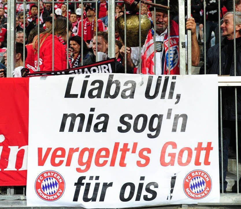Beim Spiel des FC Bayern gegen den FC Barcelona im Champions -League-Halbfinale zeigten die Fans ein Herz für Uli Hoeneß.