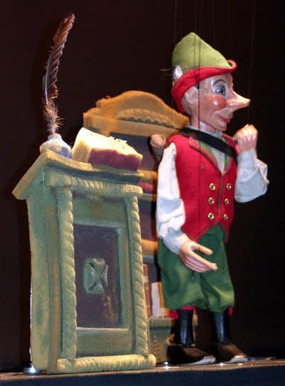 Bildet das lustige Gegenstück zu seinem gelehrten Herrn: Hans Wurst.