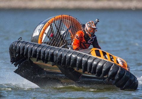 Ein Hovercraft-Fahrer hebt am Freitag in Saalburg an der Bleilochtalsperre in Thüringen aus dem Wasser ab.(FOTO: DPA)