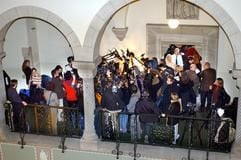 Journalisten drängen sich am Dienstag (21.01.2003) im Berliner Landgericht um den Rechtsanwalt Michael Nesselhauf, der Bundeskanzler Gerhard Schröder in dessen Streit mit der Märkischen Oderzeitung um die Verbreitung von Gerüchten über seine Ehe vertritt. Schröder hat die einstweilige Verfügung gegen das Blatt zurückgezogen; sein Anwalt Nesselhauf verzichtete auf eine Klage gegen die Zeitung. (Foto: dpa)