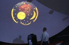 Ein Mann schaut sich im Planetarium des Besucherzentrums «Arche Nebra» eine kosmische Geschichte an. Das Gebäude zeigt die thematische Dauerpräsentation zur Himmelsscheibe von Nebra. (Foto: dpa)
