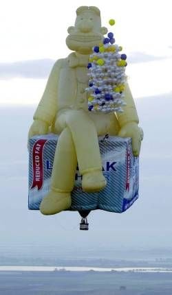 Ian Ashpole fliegt mit Luftballons