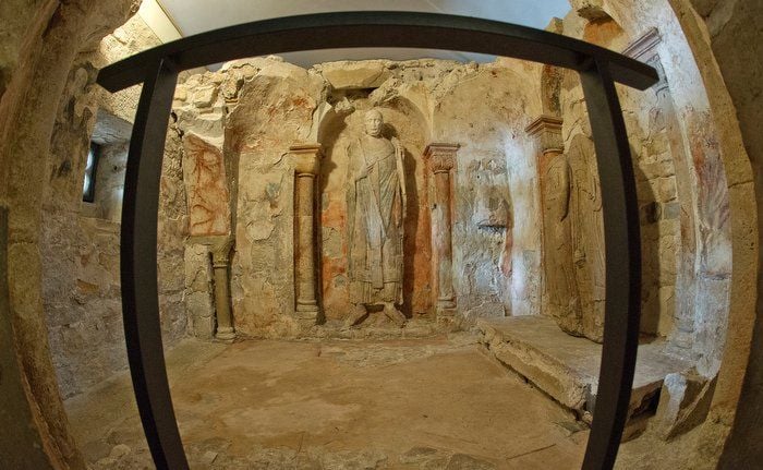 Das Heilige Grab in der romanischen Stiftskirche St. Cyriakus in Gernrode während des Gottesdienstes am Karfreitag 2013.