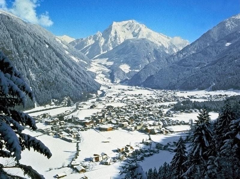 Winterpanorama wie im Bilderbuch: Mayrhofen ist einer der wichtigsten Skiorte im Tiroler Zillertal.