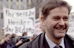Sachsen-Anhalts Kultusminister Jan-Hendrik Olbertz (parteilos) steht am 20. November 2003 während einer Protestaktion von Studenten vor dem Landtag von Sachsen-Anhalt vor einem Plakat mit der Aufschrift «Ihr seid die Henker der Bildung.» (Archivfoto: ddp)