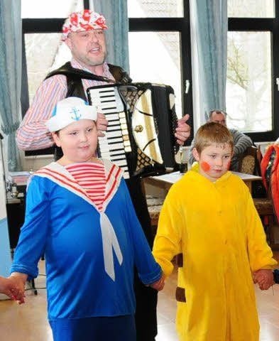 Andreas Teßmer spielt mit seinem Akkordeon zur Polonaise auf.