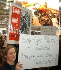 Gegen den Auftritt der Bundeswehr auf der Leipziger Buchmesse mit einem Stand und einem Spiel "Politik und internationale Sicherheit" demonstrieren am Samstag (22.03.2003) eine Gruppe "Künstlerinnen und Künstler gegen Krieg" (Berlin). Die Bundeswehr stellt mit Jugendoffizieren ein Strategiespiel für Schüler vor, in dem Politik authentisch erlebbar wird. Auf der Leipziger Buchmesse stellen bis zum 24.03.2003 knapp 2.000 Verlage aus 28 Ländern ihre aktuellen Frühjahrsprogramme vor. (Foto: dpa)
