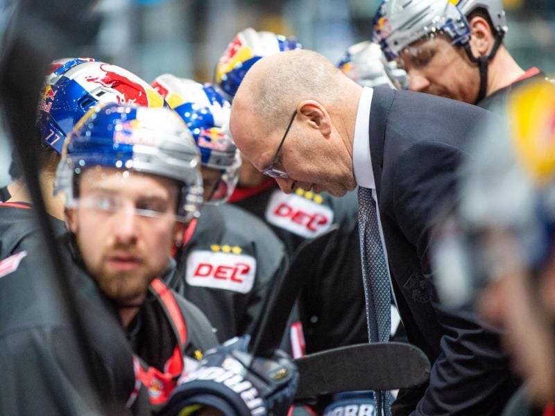Don Jackson ist der Trainer des EHC Red Bull München. Foto: Lino Mirgeler/dpa