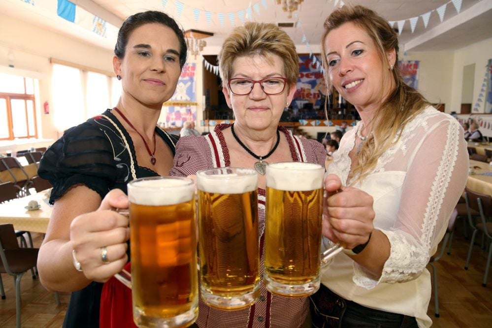 Na dann Prost: Katja Gelbke, Carmen Bachmann und Jenny Zorn sorgen dafür, dass die Gäste nicht durstig nach Hause gehen müssen.
