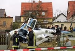 Ein abgestürzter Hubschrauber liegt am Montag (20.03.2006) in einem Gartengrundstück in Heiligenrode (Kreis Kassel). (Foto: dpa)