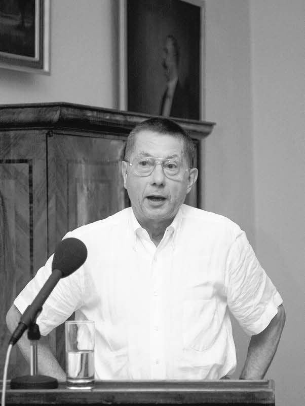 Rainer Kirsch dankt im Oktober 2001 im Schloss Georgium in Dessau für den Wilhelm-Müller-Literaturpreis des Landes Sachsen-Anhalt.