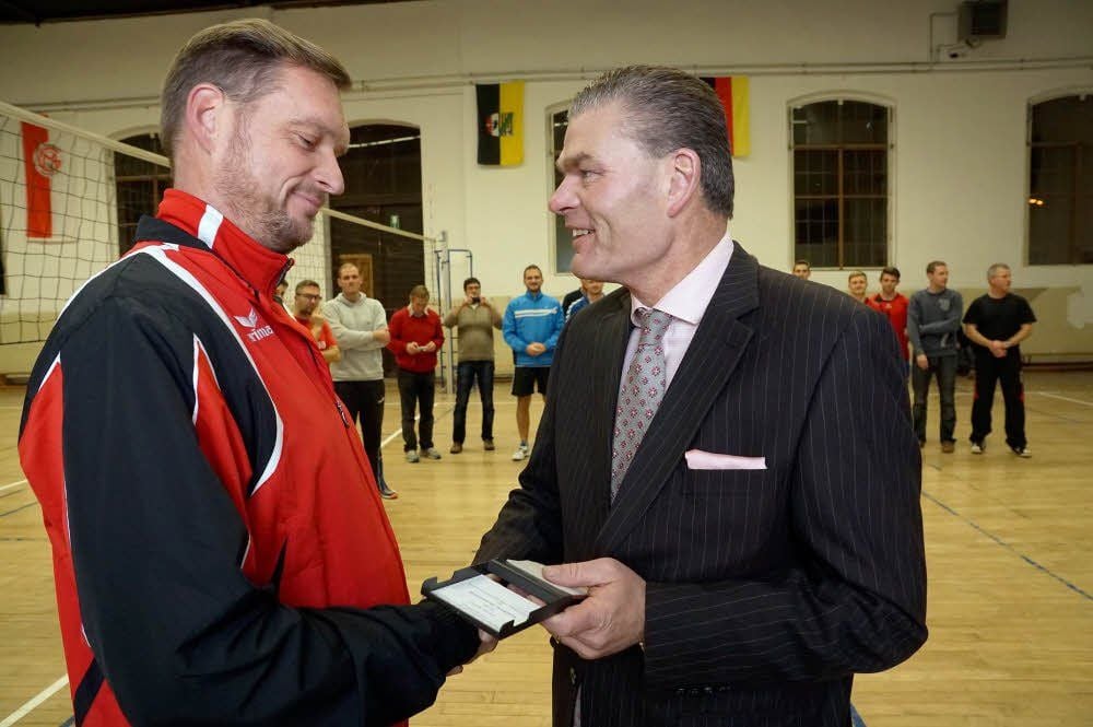 Holger Stahlknecht (r.) übergibt Jens Abel die Ehrenplakette der TSG GutsMuths.