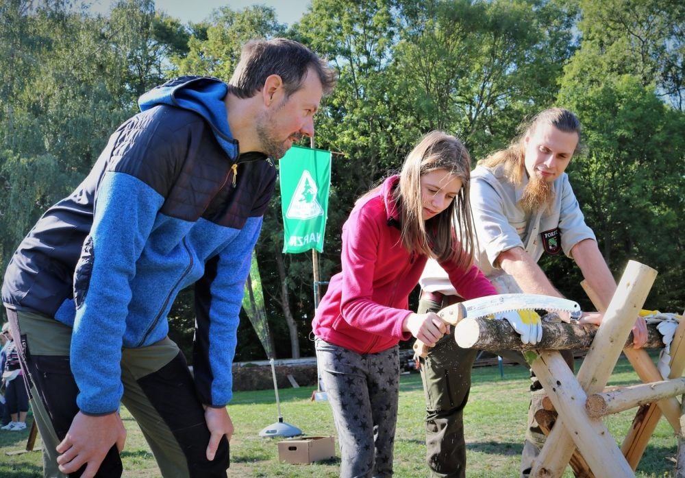 Selbersägen beim Walderlebnistag 2018 auf dem Gelände am Waldjugendheim Wildenstall. In diesem Jahr soll es den zweiten Waldtag geben.
