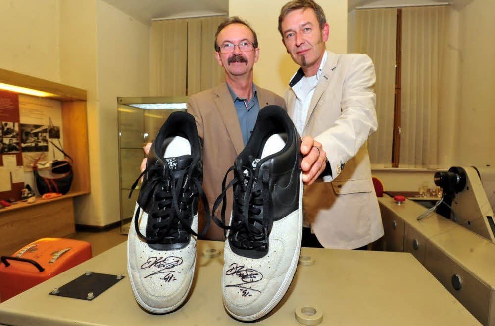 Museumsleiter Martin Schmager (li.) und Wolfgang Krüger zeigen die Schuhe von Dirk Nowitzki.