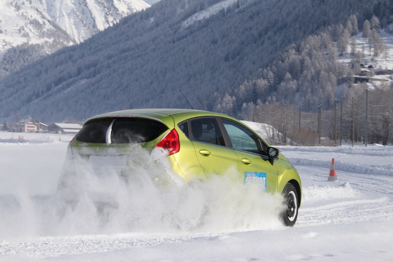 Zum ADAC Winterreifentest gehören auch Praxistests auf verschneiten Straßen.