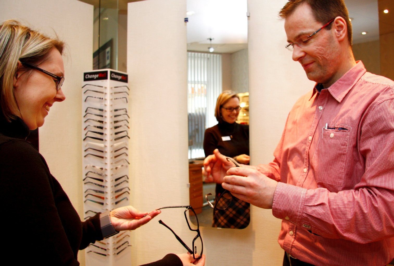 Madlen Kabisch und der Optikermeister Michael Klotz sehen sich neue Brillen an. Das gehört auch dazu, vor allem aber ist Handwerk gefragt. Augenoptik Klotz feiert heute ein Jubiläum: Seit 60 Jahren gibt es Optiker Klotz in Zeitz.