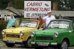 Gerhard Seidemann aus Kemberg bei Wittenberg und seine Lebensgefährtin Helga Thurow schwören auf «Trabi Cabrio», von denen sie fünf Stück in Born auf der Ostseehalbinsel Darß an Urlauber und Einheimische vermieten. Der 72-jährige ehemalige Kfz-Meister verbringt mit diesem Hobby bereits seinen dritten Sommer an der Ostsee, noch bis Mitte September werden die Gefährte stunden- oder tageweise angeboten. Reich wird er damit zwar nicht, dafür kann er wenigstens den Darß-Urlaub für sich und seine Lebensgefährtin bezahlen. (Foto: MZ)