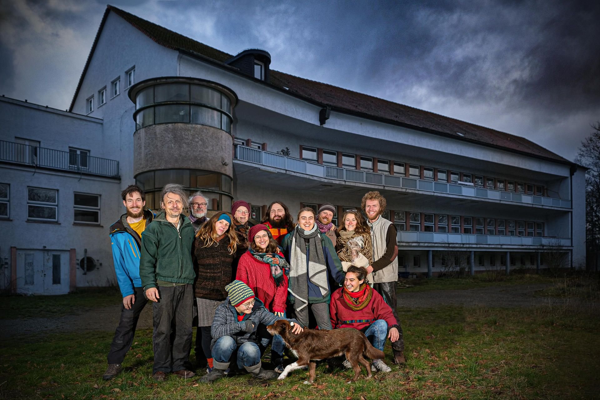 Ein buntes Häufchen fröhlicher Menschen lebt in der früheren Lungenheilanstalt ganz am Rande von Harzgerode ein alternatives Leben - darunter sind Hermann Wick (3.v.l.), Sonja Lintner (7.v.l.) und Julia Pleintinger (3.v.r.).