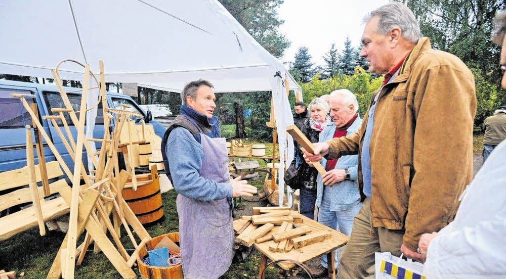 Der Böttcher Günter Rötzsch (l.) reiste aus dem sächsischen Staucha an. Der Handwerker kam das erste Mal nach Krina herüber, um auf dem Herbstmarkt inmitten der Dübener Heide seine hölzerne Ware anzubieten.