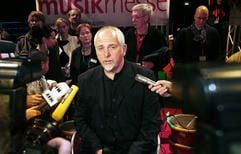 Der britische Rockmusiker Peter Gabriel (56) beantwortet am Dienstagabend (28. März 2006) nach der Verleihung des Frankfurter Musikpreises Fragen von Journalisten. (Foto: dpa)