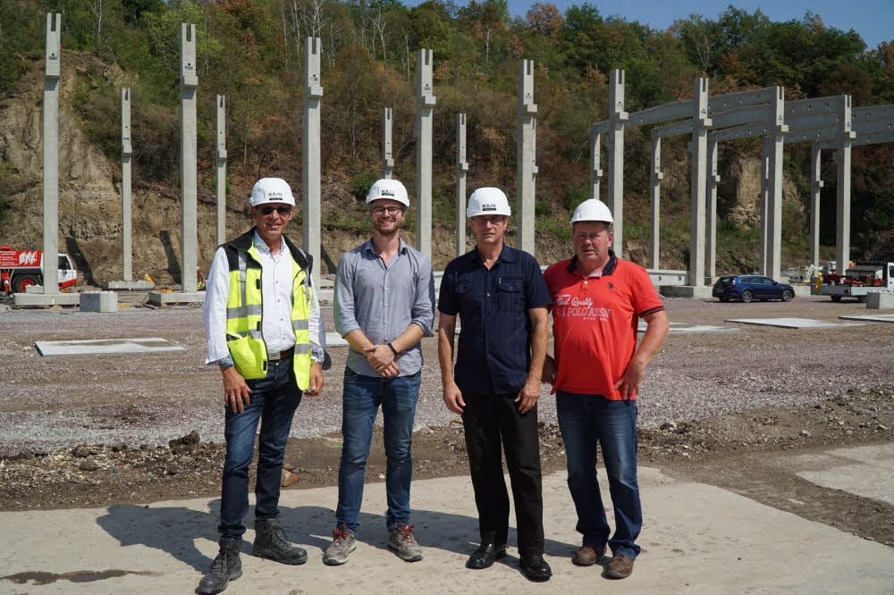Eigentümer Ferdinand Wesling Jr. (v.l.), Architekt Kai Seiffarth, Geschäftsführer Michael Seiffarth und Prokurist Roland Troschke an der Baustelle.