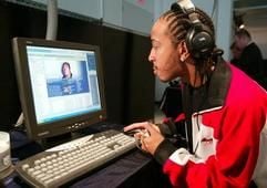 User beim Musik-Download (Foto: dpa)