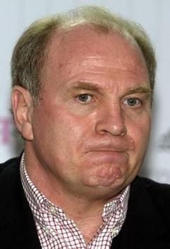 Uli Hoeneß kneift bei einer Pressekonferenz die Lippen zusammen. (Foto: dpa)