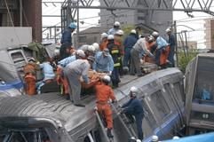 Rettungsarbeiter suchen in den Trümmern der entgleisten Waggons in Amagasaki in der Provinz Hyogo nach Überlebenden. (Foto: dpa)