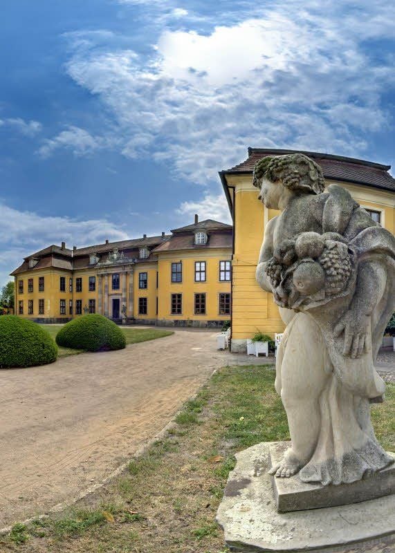 Für den aktuellen Streifen „Die kleine Meerjungfrau“ werden Szenen auch auf Schloss Mosigkau im Dessau-Wörlitzer Gartenreich eingespielt.