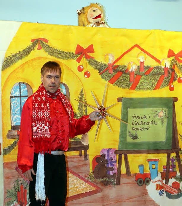 Weihnachtsmann-Geselle Winni (l.) vermittelt mit der Hexe Befana Wissenswertes zu Weihnachtssitten.