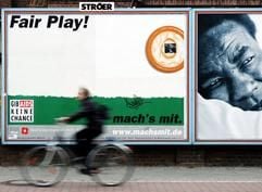 Ein Fahrradfahrer fährt an einem Werbeplakat-Plakat zur Verhütung von Aids vorbei. (Foto: dpa)