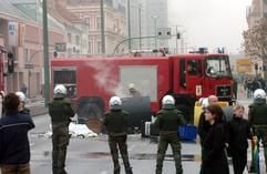Die Feuerwer löscht am Samstag (30.10.2004) in der Innenstadt von Potsdam mehrere in Brand gesteckte Müllcontainer. Am Rande einer Demonstration gegen den Aufmarsch von Rechtsextremen haben sich gewalttätige Protestierer am Samstag Ausschreitungen mit der Polizei geliefert. Etwa 1000 linksgerichtete Demonstranten blockierten die Marschroute der etwa 250 Rechten, steckten Müllcontainer in Brand und griffen die Polizei an. Diese setzte Wasserwerfer ein. (Foto: dpa)
