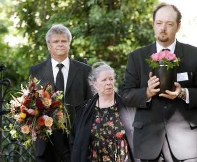 Barbara Brecht-Schall (M.), die Tochter von Bertolt Brecht und Helene Weigel, geht mit der Urne auf dem Dorotheenstädtischen Friedhof in Berlin zur Grabstelle ihrer Halbschwester, der Schauspielerin Hanne Hiob. (FOTO: DPA)